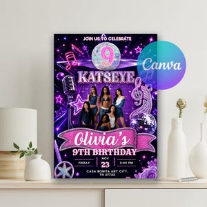 Pode incluir: Um folheto de convite de aniversário com tema de glitter roxo e rosa, com um microfone, uma bola de discoteca, notas musicais e cinco pessoas. O texto diz: JOIN US TO CELEBRATE, KATSEYE, Olivia's 9TH BIRTHDAY, NOV 23, 3:00 PM.