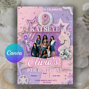 Puede incluir: Una invitación personalizada para el 9º cumpleaños de Olivia, con un esquema de color rosa y morado con estrellas y notas musicales. La invitación incluye el texto "KATSEYE" y una foto de un grupo de mujeres. También se incluye la fecha y la hora.
