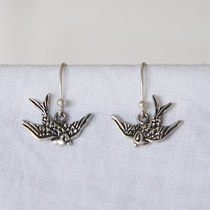 Oiseau bleu mini boucles d’oreilles argentées