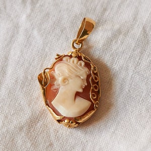 Cameo Set In Natural Design 9ct Gold