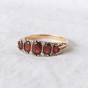 Anillo de oro de 9 quilates con granate y diamantes