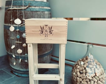 Hocker mit hölzerner Weinkiste - Guado al Tasso