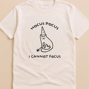 Hocus Pocus I Cannot Focus T-Shirt • Lustiges Katze Zauberer Motiv • Sarkastisches Grafikshirt • ADHS Humor Geschenk • Unisex S-XL