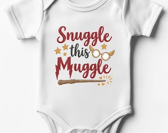 Może przedstawiać: Białe body niemowlęce z krótkim rękawem z czerwonym napisem Snuggle this Muggle. Wzór zawiera okulary w złotych oprawkach ze skrzydełkami, brązową drewnianą różdżkę, małe złote gwiazdki oraz czerwoną błyskawicę z przodu ubranka.