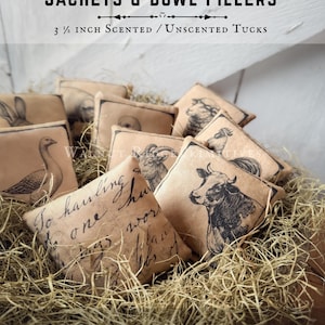 Peut inclure: Des sachets et garnitures de bols beiges, chacun avec une illustration d'animal de ferme en noir et blanc. Les sachets mesurent 9 cm et sont remplis de matières parfumées ou non parfumées. Le texte indique "1844 Farmstead Sachets & Bowl Fillers".