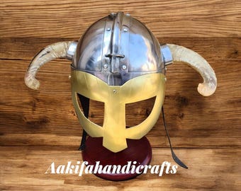 本物の角を持つ中世のバイキングヘルメット、北欧の戦士の戦闘準備完了ヘルメット鎧