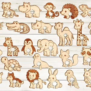 Op de afbeelding: Een verzameling van vijfentwintig lichtgekleurde houten dierfiguren, waaronder een tijger, nijlpaard, aap, egel, leguaan, koala, krokodil, neushoorn, kameel, giraf, flamingo, otter, zebra, pinguïn, olifant, schildpad, zeehond, vos, wasbeer, hert, hond, leeuw, konijn, papegaai en kangoeroe.
