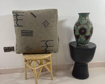 Handgemachter marokkanischer Wollpouf: Minimalistisches Beige Berber Design, Vintage Geschenk