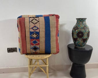 Handgefertigter marokkanischer Kilim Pouf – Gestreifter Berber Ottoman, Vintage Wollkissen