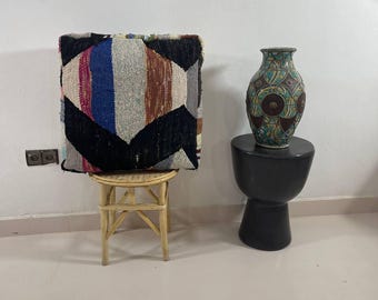 Puf de lana bereber hecho a mano: otomana geométrica marroquí vintage