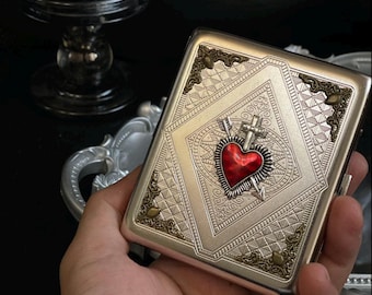 Portasigarette a forma di cuore di freccia / Scatola in metallo decorata