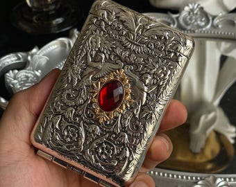 Estuche para cigarrillos Vintage Red Gem / Caja metálica con ángel ornamentado / Estuche de bolsillo