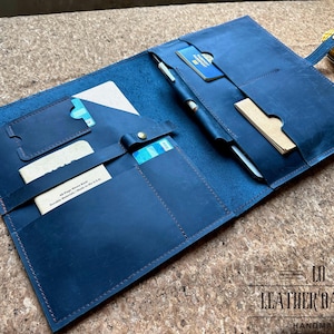 Capa para livro com superfície de couro gravada: capa personalizada para laptop