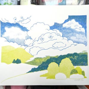 Könnte beinhalten: Eine Buntstiftzeichnung auf weißem Papier, die eine Landschaft mit grünen Hügeln und Bäumen unter einem blauen Himmel voller großer, flauschiger weißer Wolken zeigt. Eine markante Wolke hat zwei blaue Augen mit Wimpern.