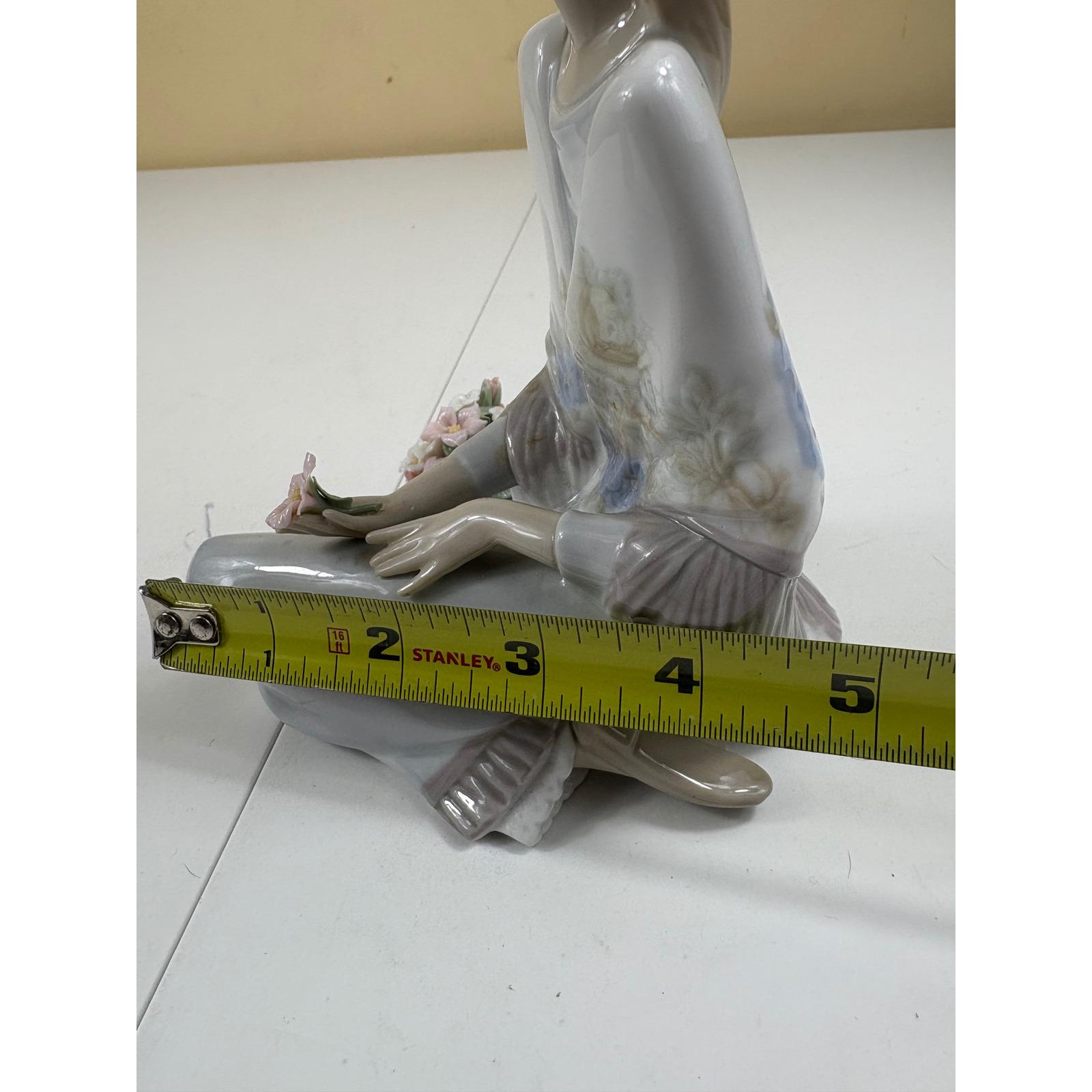 Lladro 7607 Flower Song 88 Girl Kneeling W/ Basket of Flowers