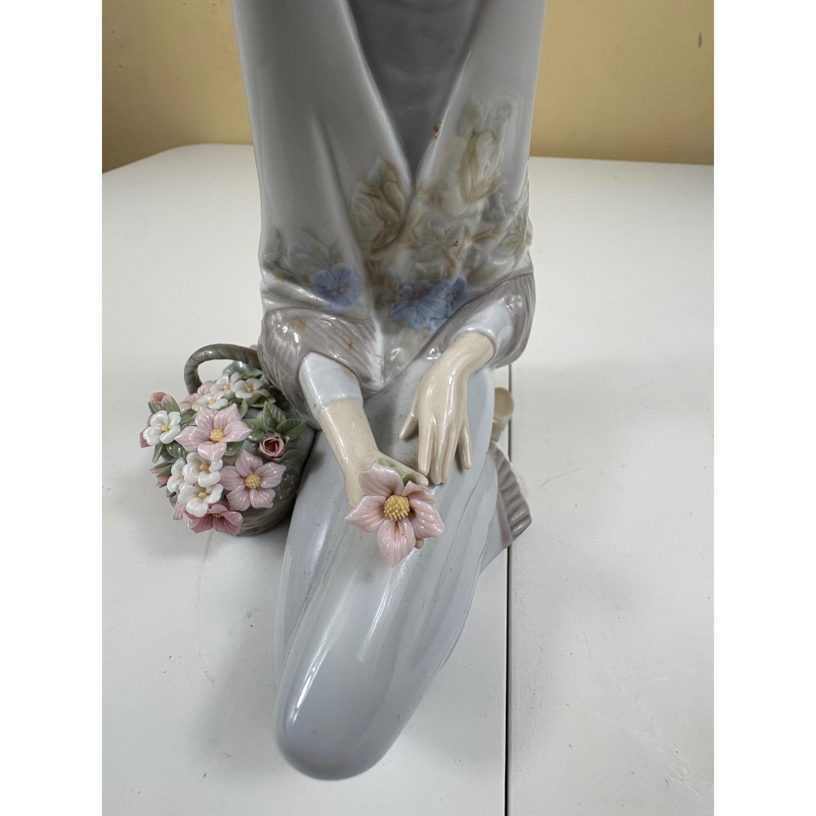 Lladro 7607 Flower Song 88 Girl Kneeling W/ Basket of Flowers