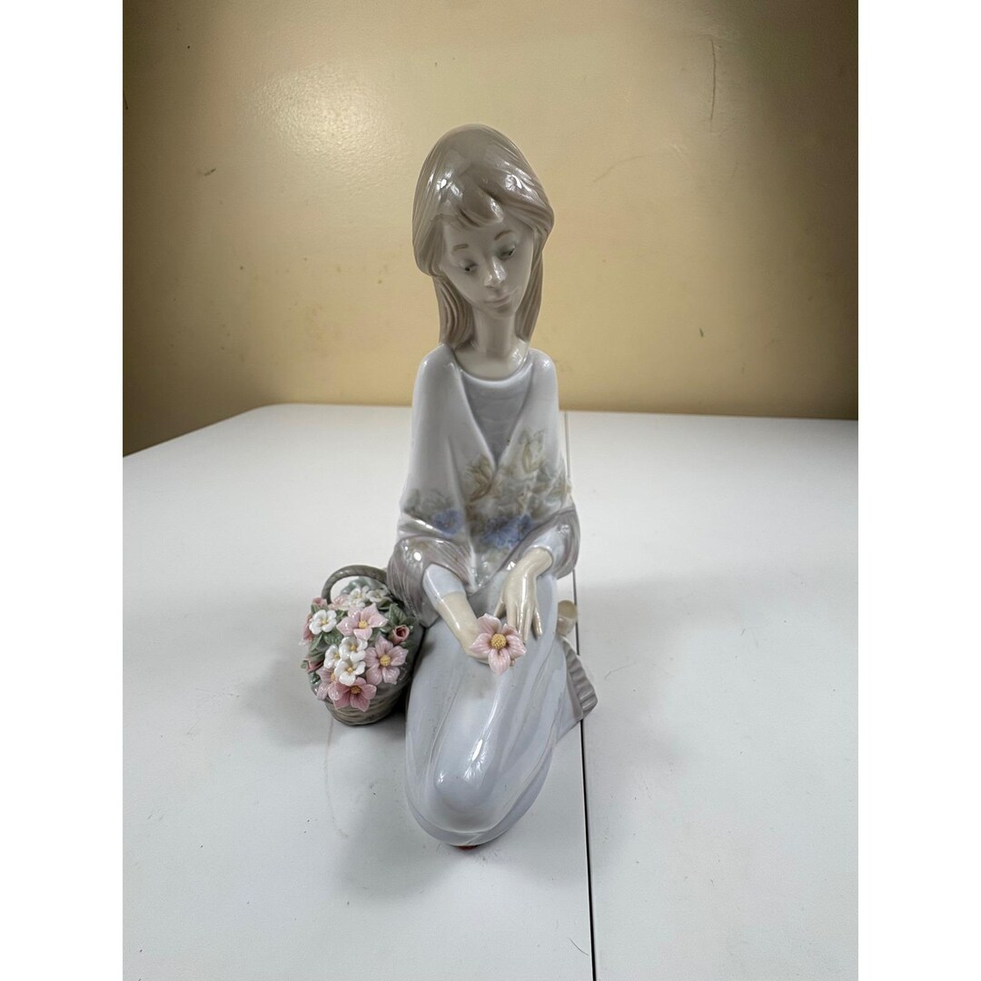 Lladro 7607 Flower Song 88 Girl Kneeling W/ Basket of Flowers
