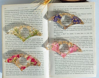 Mom Gift, Pressed Flower Resin Crescent Page Holder – Unique Book Lover Gift, Handmade Floral Bookmark, Birth Month Flower Gift for Readers