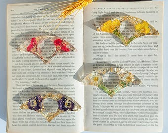 Birth Flower Resin Crescent Bookmark – Personalized Pressed Flower Book Page Holder, Handmade Book Lovers Gift, Floral Reading Accessory