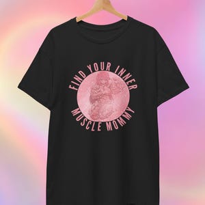Muskelmamma T-shirt | "Hitta din inre muskelmamma" | Rolig anime-t-shirt