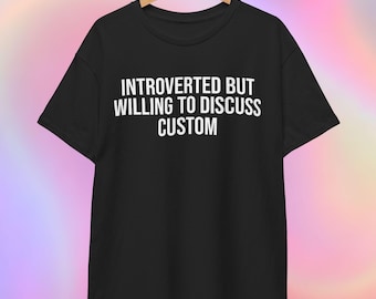 Introverti mais ouvert à la discussion sur les t-shirts personnalisés