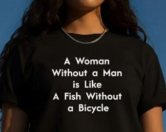 Una mujer sin un hombre es como un pez sin bicicleta (Camiseta con cita feminista)
