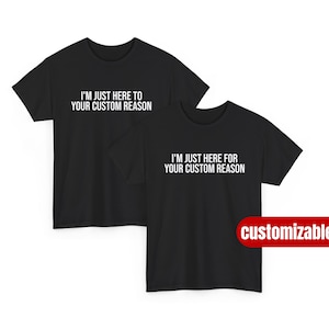 Puede incluir: Dos camisetas negras con texto blanco. Una dice "I'M JUST HERE TO YOUR CUSTOM REASON" y la otra "I'M JUST HERE FOR YOUR CUSTOM REASON". La palabra "customizable" está en un recuadro rojo.
