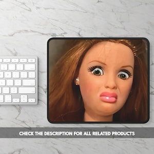 Zabawna podkładka pod myszkę z twarzą lalki | Podkładka pod myszkę z memem