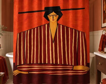 Op de afbeelding: Een douchegordijn met een gestileerde illustratie van een persoon met een zwarte hoed met brede rand en een kledingstuk met lange mouwen met verticale rode en crèmekleurige strepen. De achtergrond is fel oranje en de basis is donkerrood.