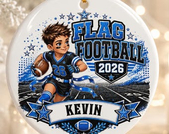 Puede incluir: Un adorno redondo de cerámica blanca con un jugador de fútbol americano de dibujos animados con uniforme azul y negro y el número 26, sosteniendo un balón. El texto dice FLAG FOOTBALL 2026 y KEVIN. Incluye estrellas azules.