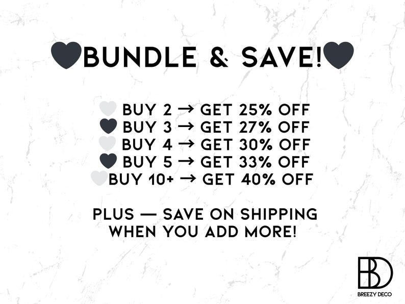 Op de afbeelding: Witte achtergrond met de tekst "BUNDLE & SAVE!" in zwart. Aanbiedingen worden vermeld met kortingen van 25% tot 40% bij aankoop van meerdere artikelen. De tekst "PLUS - SAVE ON SHIPPING WHEN YOU ADD MORE!" is ook opgenomen.
