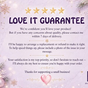 Puede incluir: Una tarjeta de pol&iacute;tica de atenci&oacute;n al cliente con fondo de m&aacute;rmol morado claro, iconos de estrellas doradas y follaje invernal. El texto dice LOVE IT GUARANTEE, seguido de instrucciones sobre calidad, reemplazos, reembolsos y agradecimientos.