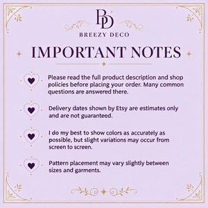 Puede incluir: Un gr&aacute;fico informativo de color violeta claro con texto en violeta oscuro titulado IMPORTANT NOTES. Incluye el logotipo de Breezy Deco, cuatro iconos de coraz&oacute;n y texto que aconseja leer las descripciones de productos, pol&iacute;ticas de la tienda, estimaciones de entrega, variaciones de color y colocaci&oacute;n de patrones.