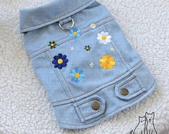 Veste en jean pour chien avec broderie florale, délavage clair, gilet en jean pour chiot, manteau pour petit chien ou chat, vêtement d'extérieur pour animaux de compagnie fait main, disponible en 8 styles brodés.