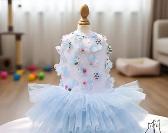 Robe en tulle bleu à fleurs pour chien et chat, style tutu, cousue à la main, ornée de pétales de fleurs. Disponible en 3 styles. Idéale pour une séance photo printanière.