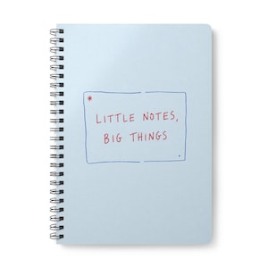 Könnte beinhalten: Ein hellblaues Notizbuch mit Spiralbindung und einem handgezeichneten blauen rechteckigen Rahmen auf dem Einband. Innerhalb des Rahmens steht der rote Text "LITTLE NOTES, BIG THINGS" mit einem kleinen roten Sternchen oben links und einem blauen Punkt unten rechts.