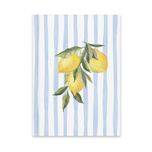 Könnte beinhalten: Ein rechteckiges Notizbuch mit einer Aquarellillustration von Zitronen und Blättern auf einem blau-weiß gestreiften Hintergrund. Die Zitronen sind gelb und die Blätter sind grün.