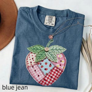 Koszula Comfort Colors® z imitacją patchworku w truskawki, T-shirt z naszywką w kolorze truskawki barwionej na ubraniach w stylu vintage, koszulka z nadrukiem w stylu pikowanym, koszula z naszywką z owocami