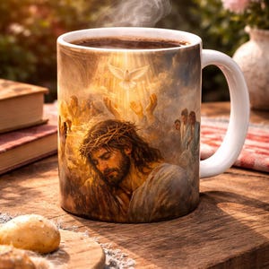 K&ouml;nnte beinhalten: Eine wei&szlig;e Keramik-Kaffeetasse gef&uuml;llt mit dunklem Kaffee, aus der Dampf aufsteigt. Die Tasse zeigt ein religi&ouml;ses Gem&auml;lde von Jesus mit einer Dornenkrone, einer Taube und Figuren im Hintergrund. Die Tasse steht auf einem Holztisch mit Brot und B&uuml;chern.