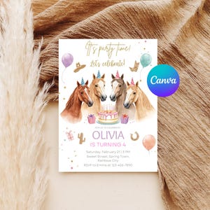 Puede incluir: Una invitaci&oacute;n de fiesta con tem&aacute;tica de caballos. El dise&ntilde;o incluye cuatro caballos con sombreros de fiesta y el texto "It's party time! Let's celebrate!". La invitaci&oacute;n es para el 4&ordm; cumplea&ntilde;os de Olivia, con detalles de fecha, hora y lugar.