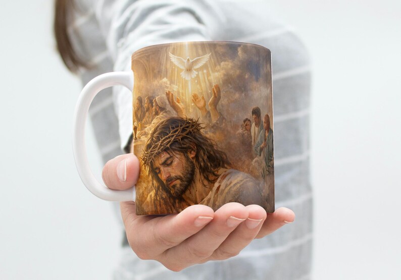 K&ouml;nnte beinhalten: Wei&szlig;e Keramik-Tasse mit religi&ouml;sem Bild. Das Kunstwerk zeigt einen Mann mit einer Dornenkrone, umgeben von Figuren und einer Taube. Die Tasse hat einen wei&szlig;en Henkel und eine gl&auml;nzende Oberfl&auml;che.