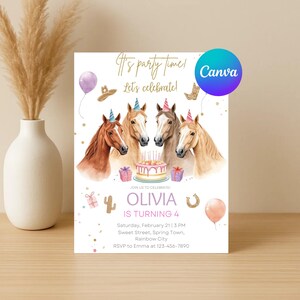 Puede incluir: Una invitaci&oacute;n de fiesta con el texto "It's party time! Let's celebrate!" presenta cuatro caballos con sombreros de fiesta. La invitaci&oacute;n incluye el nombre "Olivia" y el texto "IS TURNING 4". Detalles adicionales incluyen la fecha, hora e informaci&oacute;n RSVP.