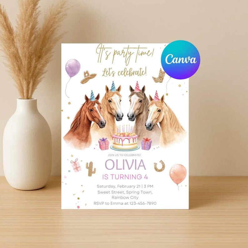 Puede incluir: Una invitaci&oacute;n de fiesta con el texto "It's party time! Let's celebrate!" presenta cuatro caballos con sombreros de fiesta. La invitaci&oacute;n incluye el nombre "Olivia" y el texto "IS TURNING 4". Detalles adicionales incluyen la fecha, hora e informaci&oacute;n RSVP.