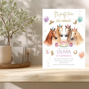 Puede incluir: Una invitaci&oacute;n de fiesta de cumplea&ntilde;os con ilustraciones de acuarela de caballos, una tarta y globos. El texto dice "It's party time! Let's celebrate!" y anuncia el 4&ordm; cumplea&ntilde;os de Olivia. Incluye fecha, hora, lugar e informaci&oacute;n de RSVP.