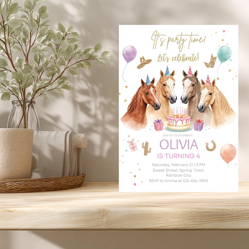 Puede incluir: Una invitaci&oacute;n de fiesta de cumplea&ntilde;os con ilustraciones de acuarela de caballos, una tarta y globos. El texto dice "It's party time! Let's celebrate!" y anuncia el 4&ordm; cumplea&ntilde;os de Olivia. Incluye fecha, hora, lugar e informaci&oacute;n de RSVP.
