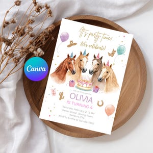 Puede incluir: Una invitaci&oacute;n de cumplea&ntilde;os con ilustraciones de caballos, globos y una tarta. El texto dice "It's party time! Let's celebrate!" e incluye el nombre "Olivia" y la edad "4". La invitaci&oacute;n est&aacute; sobre una bandeja de madera, con flores secas.
