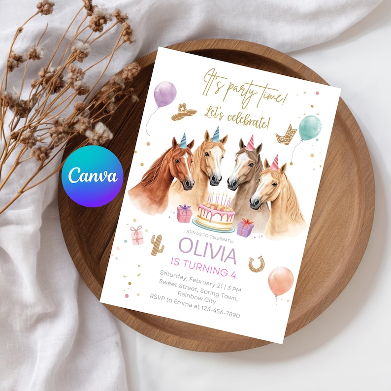 Puede incluir: Una invitaci&oacute;n de cumplea&ntilde;os con ilustraciones de caballos, globos y una tarta. El texto dice "It's party time! Let's celebrate!" e incluye el nombre "Olivia" y la edad "4". La invitaci&oacute;n est&aacute; sobre una bandeja de madera, con flores secas.