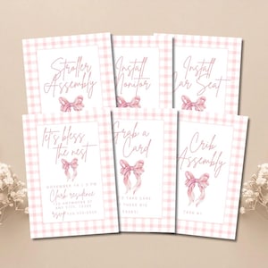 Pode incluir: Um conjunto de seis cartões rosa e branco com padrão xadrez, com texto e ilustrações de laços em aquarela. Os cartões incluem frases como "Stroller Assembly", "Install Monitor" e "Let's Bless the Nest", com detalhes do evento.