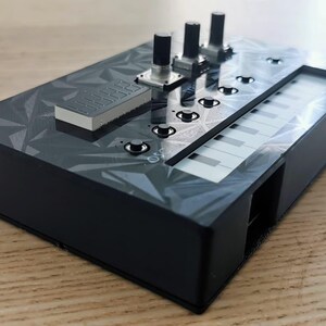 NTS-1 “Stealth Case”: Estuche magnético con aspecto de carbono para el Korg NTS-1
