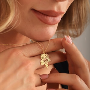 Personalized 14K Gold Birth Flower Necklace: Custom Family Bouquet